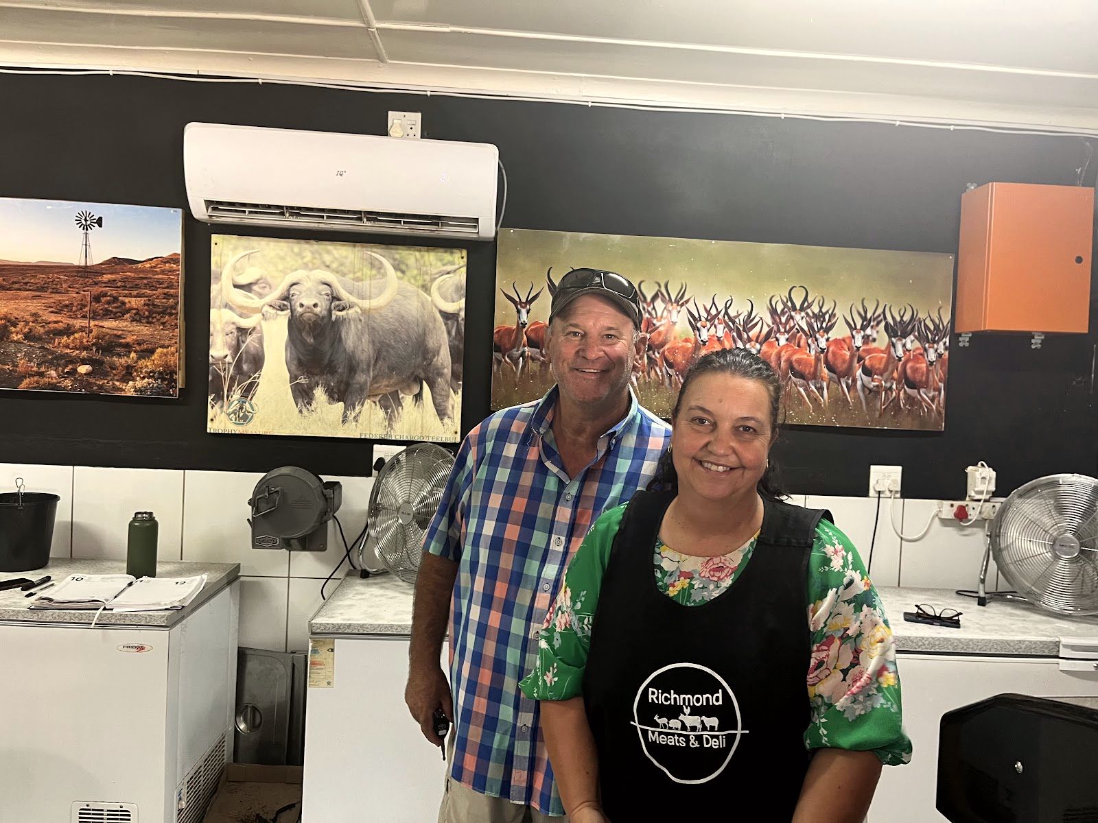Die eienaars in die winkel